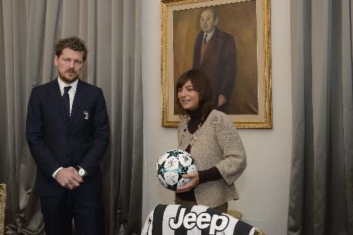Debora Serracchiani (Presidente Regione Friuli Venezia Giulia) riceve da Maurizio Lombardo (Segretario Generale Juventus) un pallone firmato dai calciatori della Juventus - Trieste 23/10/2017 